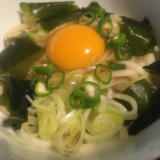 わかめと青とうがらしの釜玉うどん